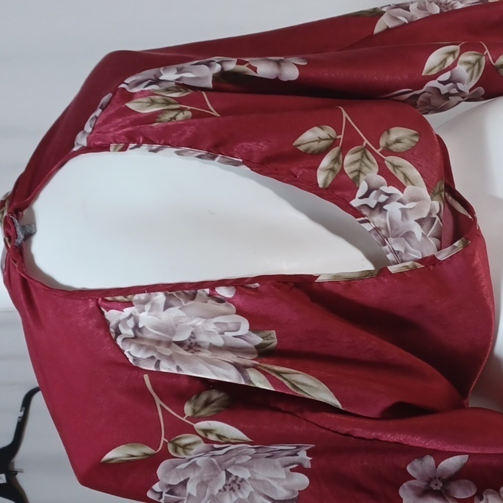 CHARLOTTE RUSSE TOP SIZE L IN A BEAUTIFUL BURGUNDY AND SILVER FLORAL DESIGN - Picture 6 of 8